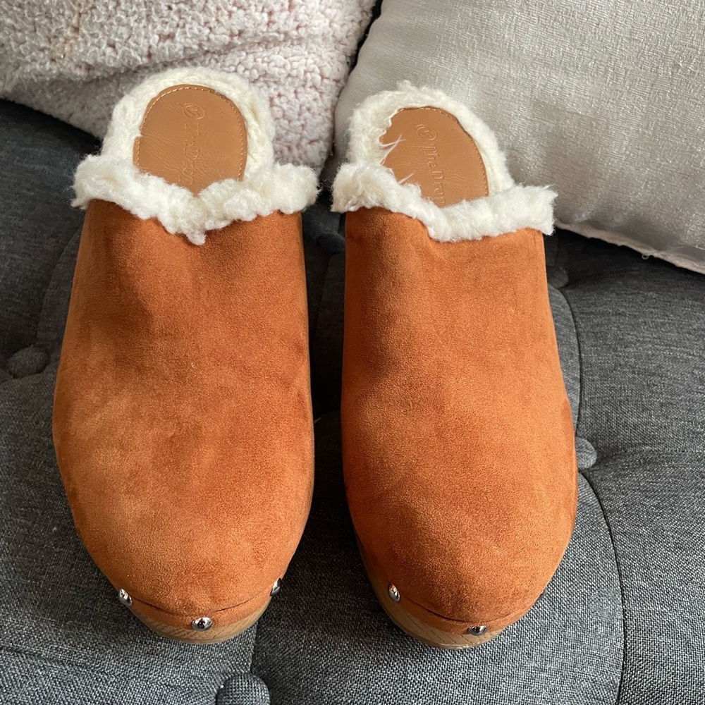 Cozy Shearling-Lined Tan Clogs - image 2